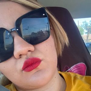 Meet your Posher, Elisa